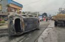 Mobil yang hangus terbakar setelah menabrak pembatas jalan diamankan ke pinggir badan jalan di Sentani, Kabupaten Jayapura, Papua, Sabtu, 17 Oktober 2026. Galeripapua/ Ikbal  Asra