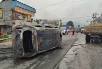 Mobil yang hangus terbakar setelah menabrak pembatas jalan diamankan ke pinggir badan jalan di Sentani, Kabupaten Jayapura, Papua, Sabtu, 17 Oktober 2026. Galeripapua/ Ikbal  Asra