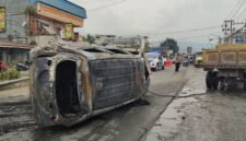 Mobil yang hangus terbakar setelah menabrak pembatas jalan diamankan ke pinggir badan jalan di Sentani, Kabupaten Jayapura, Papua, Sabtu, 17 Oktober 2026. Galeripapua/ Ikbal Asra