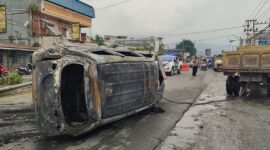 Mobil yang hangus terbakar setelah menabrak pembatas jalan diamankan ke pinggir badan jalan di Sentani, Kabupaten Jayapura, Papua, Sabtu, 17 Oktober 2026. Galeripapua/ Ikbal  Asra