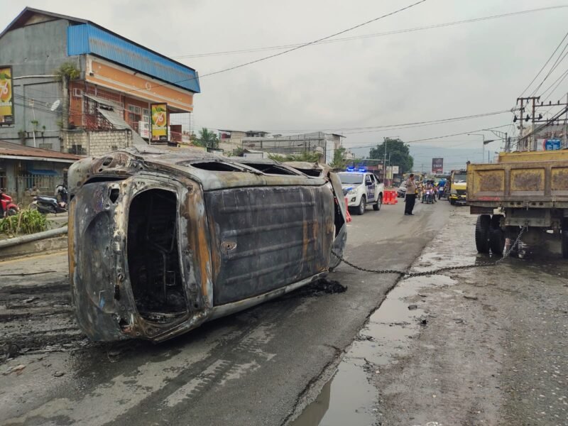 Mobil yang hangus terbakar setelah menabrak pembatas jalan diamankan ke pinggir badan jalan di Sentani, Kabupaten Jayapura, Papua, Sabtu, 17 Oktober 2026. Galeripapua/ Ikbal  Asra