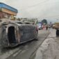 Mobil yang hangus terbakar setelah menabrak pembatas jalan diamankan ke pinggir badan jalan di Sentani, Kabupaten Jayapura, Papua, Sabtu, 17 Oktober 2026. Galeripapua/ Ikbal  Asra