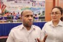 Direktur RSUD Jayapura Andreas Pekey (kiri) didampingi Kepala Bidang Penelitian dan Pengembangan RSUD Jayapura Bernarda Monika Yovita dalam Forum Konsultasi Publik RSUD Jayapura 2026 di Jayapura, Papua, Rabu, 21 Oktober 2026. Galeripapua/Ikbal Asra