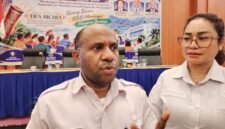 Direktur RSUD Jayapura Andreas Pekey (kiri) didampingi Kepala Bidang Penelitian dan Pengembangan RSUD Jayapura Bernarda Monika Yovita dalam Forum Konsultasi Publik RSUD Jayapura 2026 di Jayapura, Papua, Rabu, 21 Oktober 2026. Galeripapua/Ikbal Asra