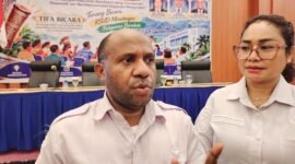 Direktur RSUD Jayapura Andreas Pekey (kiri) didampingi Kepala Bidang Penelitian dan Pengembangan RSUD Jayapura Bernarda Monika Yovita dalam Forum Konsultasi Publik RSUD Jayapura 2026 di Jayapura, Papua, Rabu, 21 Oktober 2026. Galeripapua/Ikbal Asra
