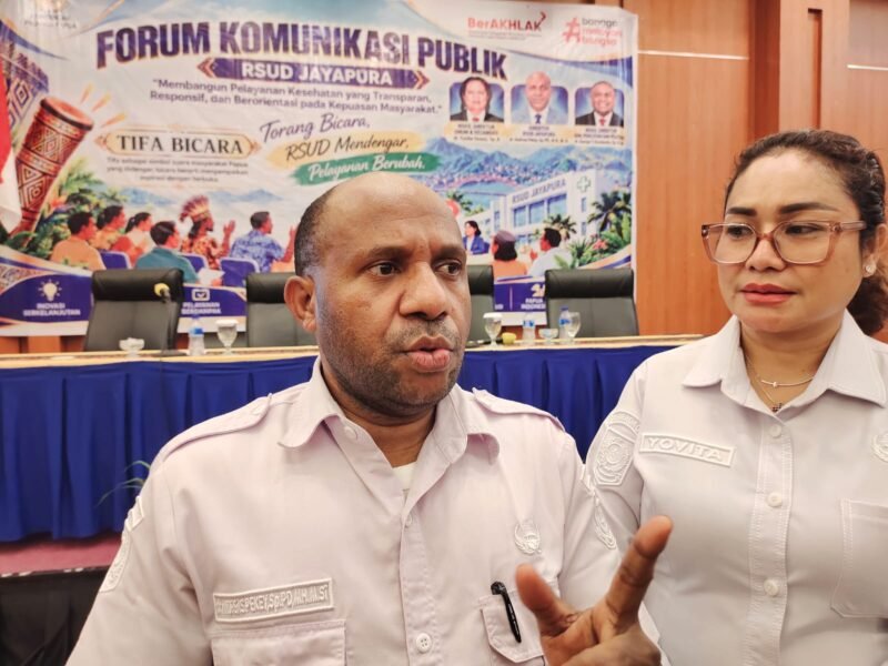 Direktur RSUD Jayapura Andreas Pekey (kiri) didampingi Kepala Bidang Penelitian dan Pengembangan RSUD Jayapura Bernarda Monika Yovita dalam Forum Konsultasi Publik RSUD Jayapura 2026 di Jayapura, Papua, Rabu, 21 Oktober 2026. Galeripapua/Ikbal Asra