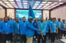 Ketua DPD KNPI Papua Benyamin Gurik menyerahkan pataka kepada Ketua DPD KNPI Kabupaten Jayapura Nimbrot Onny Demena dalam pelantikan pengurus DPD KNPI Kabupaten Jayapura periode 2026–2029 di Jayapura, Selasa, 26 Oktober 2026. Galeripapua/ Ikbal Asra