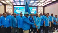 Ketua DPD KNPI Papua Benyamin Gurik menyerahkan pataka kepada Ketua DPD KNPI Kabupaten Jayapura Nimbrot Onny Demena dalam pelantikan pengurus DPD KNPI Kabupaten Jayapura periode 2026–2029 di Jayapura, Selasa, 26 Oktober 2026. Galeripapua/ Ikbal Asra