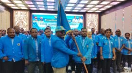 Ketua DPD KNPI Papua Benyamin Gurik menyerahkan pataka kepada Ketua DPD KNPI Kabupaten Jayapura Nimbrot Onny Demena dalam pelantikan pengurus DPD KNPI Kabupaten Jayapura periode 2026-2029 di Jayapura, Senin, 26 Oktober 2026. Galeripapua/ Ikbal Asra