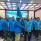 Ketua DPD KNPI Papua Benyamin Gurik menyerahkan pataka kepada Ketua DPD KNPI Kabupaten Jayapura Nimbrot Onny Demena dalam pelantikan pengurus DPD KNPI Kabupaten Jayapura periode 2026-2029 di Jayapura, Senin, 26 Oktober 2026. Galeripapua/ Ikbal Asra
